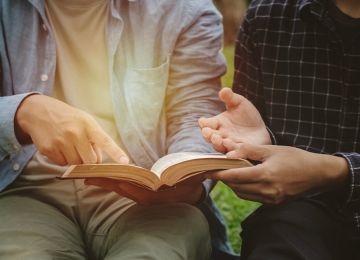 Differences Between Christian Denominational and Non-Denominational Ordination