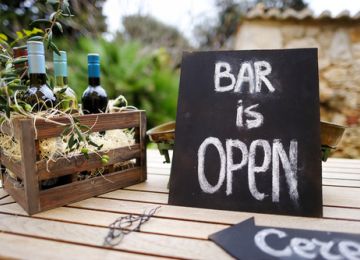 Wedding Reception Cash Bars: A Sensible Move or an Etiquette No-No?