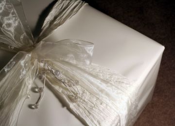 How To Grab the Perfect Last-Minute Gift for a Wedding