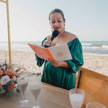 Laura Infante - Dosele Ceremonias, ULC Minister